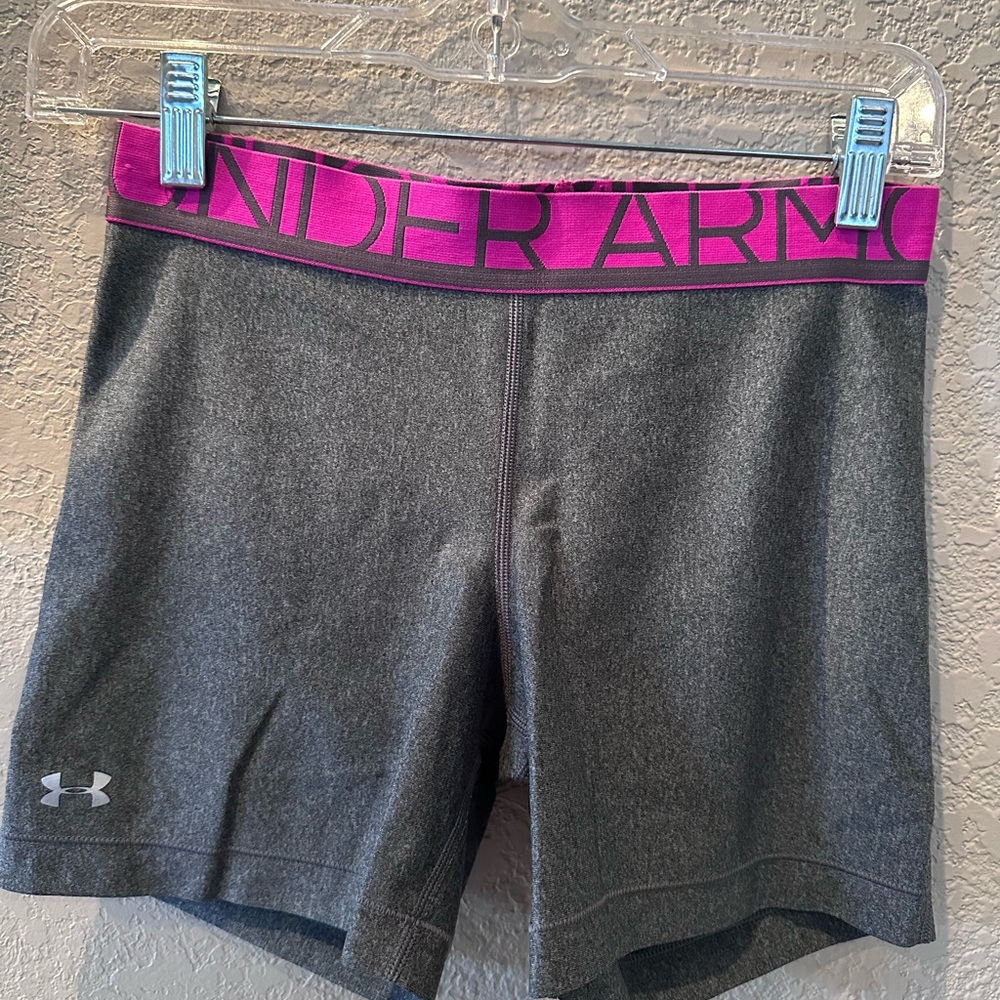 Under armor women’s heat gear shorty. Grey with pink band. Size small